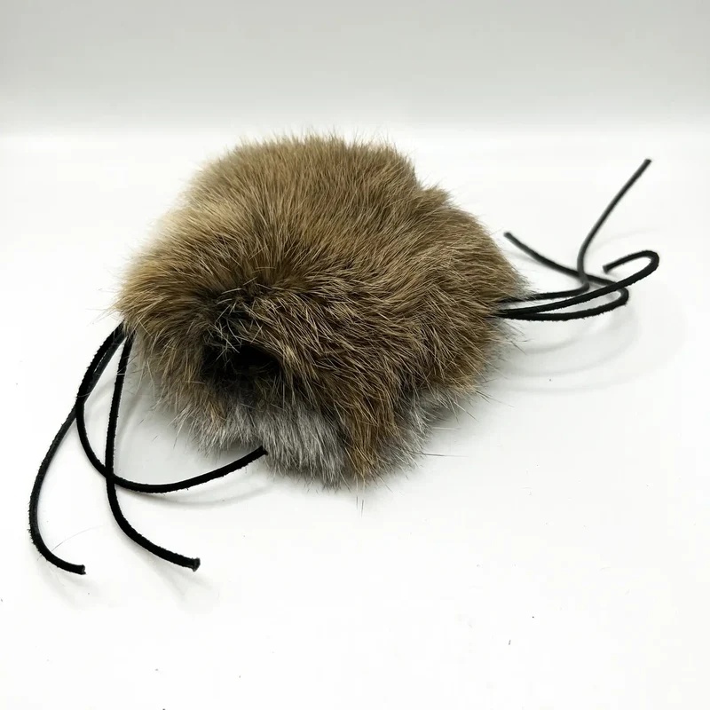 Kattleksak Furwhisker i kaninpäls och läder